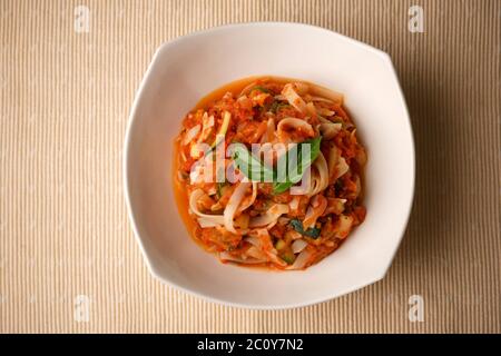 PASTA MIT ARABIATA-SAUCE IN EINER WEISSEN SCHÜSSEL Stockfoto