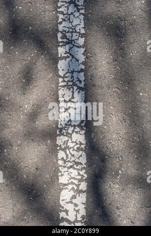 Asphalt Autobahn Textur mit gerissenen Streifen Stockfoto