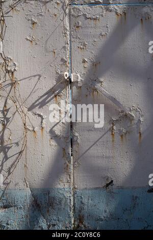 Rost rostig korrodiert oxidieren bunt Tür verwendet Blech Platte Muster Tapete knacken Grunge abstrakt Alter Hintergrund Eisen ar Stockfoto