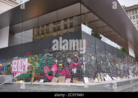 Der vernagelten Apple Store in der Innenstadt von Portland Pioneer Place, die inoffizielle Leinwände für friedliche Protest geworden ist, gesehen am Freitag, 6/12/2020. Stockfoto