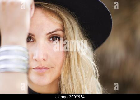 Mode Portrait von schönen Hippie junge Frau Stockfoto