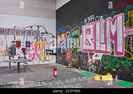 Der vernagelten Apple Store in der Innenstadt von Portland Pioneer Place, die inoffizielle Leinwände für friedliche Protest geworden ist, gesehen am Freitag, 6/12/2020. Stockfoto