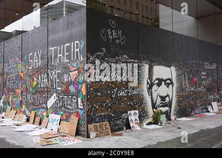 Der vernagelten Apple Store in der Innenstadt von Portland Pioneer Place, die inoffizielle Leinwände für friedliche Protest geworden ist, gesehen am Freitag, 6/12/2020. Stockfoto