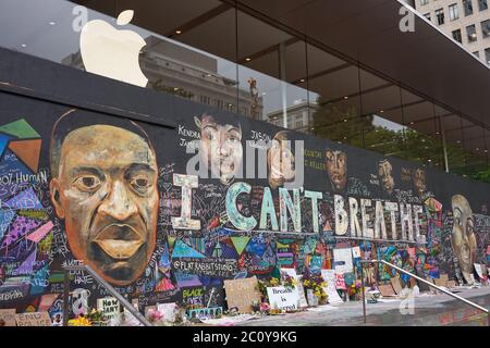 Der vernagelten Apple Store in der Innenstadt von Portland Pioneer Place, die inoffizielle Leinwände für friedliche Protest geworden ist, gesehen am Freitag, 6/12/2020. Stockfoto