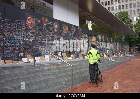 Der vernagelten Apple Store in der Innenstadt von Portland Pioneer Place, die inoffizielle Leinwände für friedliche Protest geworden ist, gesehen am Freitag, 6/12/2020. Stockfoto