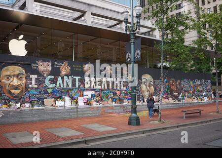 Der vernagelten Apple Store in der Innenstadt von Portland Pioneer Place, die inoffizielle Leinwände für friedliche Protest geworden ist, gesehen am Freitag, 6/12/2020. Stockfoto