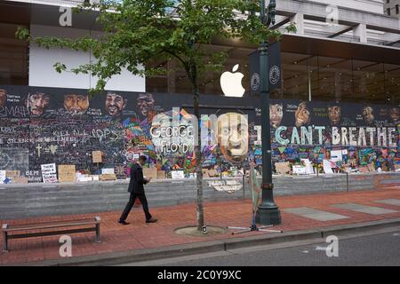 Der vernagelten Apple Store in der Innenstadt von Portland Pioneer Place, die inoffizielle Leinwände für friedliche Protest geworden ist, gesehen am Freitag, 6/12/2020. Stockfoto