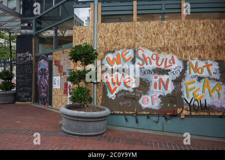 Der aufgetretene Pioneer Place in der Innenstadt von Portland, Oregon, der zu Protestbildern geworden ist, gesehen am Freitag, 12. Juni 2020. Stockfoto