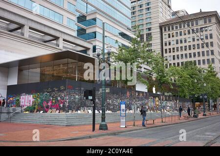 Der vernagelten Apple Store in der Innenstadt von Portland Pioneer Place, die inoffizielle Leinwände für friedliche Protest geworden ist, gesehen am Freitag, 6/12/2020. Stockfoto