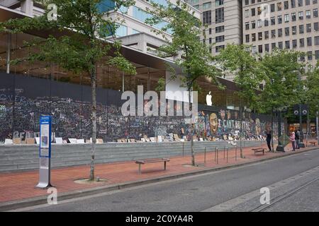 Der vernagelten Apple Store in der Innenstadt von Portland Pioneer Place, die inoffizielle Leinwände für friedliche Protest geworden ist, gesehen am Freitag, 6/12/2020. Stockfoto