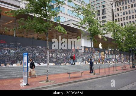 Der vernagelten Apple Store in der Innenstadt von Portland Pioneer Place, die inoffizielle Leinwände für friedliche Protest geworden ist, gesehen am Freitag, 6/12/2020. Stockfoto