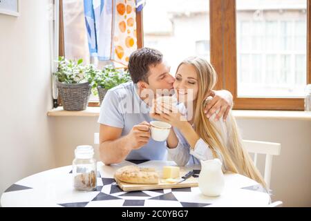 Nettes Paar mit Frühstück zusammen in der Küche Stockfoto
