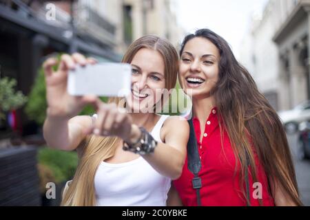 Close up Lifestyle-Porträt von Mädchen besten Freunden macht lustige Grimassen auf Kamera Stockfoto