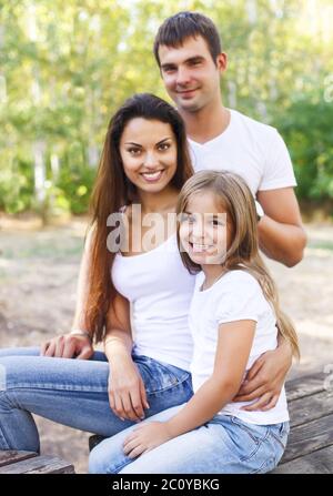 Glückliche Mutter, Vater und Tochter im Park Stockfoto