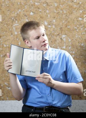 Schuljunge mit dem Zertifikat über den Abschluss der Ausbildung in der Schule Stockfoto