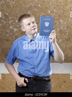 Schuljunge mit dem Zertifikat über den Abschluss der Ausbildung in der Schule Stockfoto