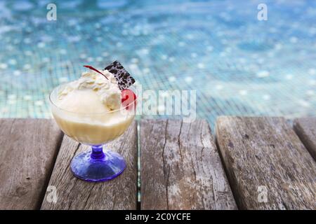 Mango-Eis mit Schokolade und Kirsche Stockfoto