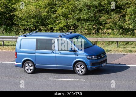 2016 blauer VW Transporter T30 H-LN TDI; Fahrzeugverkehr Fahrzeuge, Autos, die Fahrzeuge auf britischen Straßen fahren, Motoren, auf der Autobahn M6 fahren Stockfoto