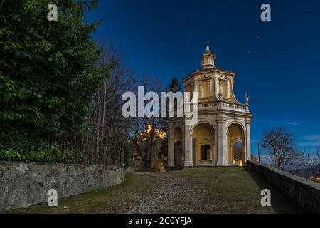 Heilige Weise im Mondlicht. Sacro Monte di Varese, Italien, UNESCO-Weltkulturerbe Stockfoto