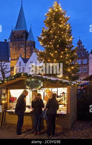 Weihnachtsmarkt mit St. Laurentius Kirche, Warendorf, Münsterland, Nordrhein-Westfalen, Deutschland Stockfoto