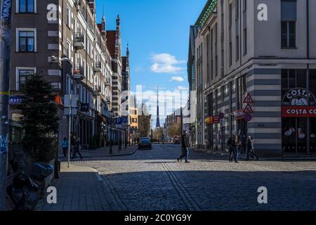 Leere Straße mit Fernsehturm in Alt-Riga, Lettland Stockfoto