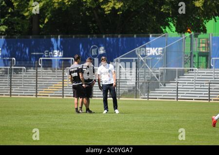 Oliver Kreuzer KSC Geschäftsführer Sport mit Christian Eichner Trainer karlsruher SC Diskussion nach dem Training Stockfoto