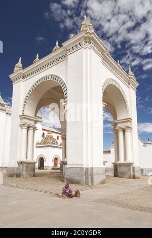 Obdachloser alter Mann vor der Kirche Nuestra senora de Copacabana Bolivien sitzen Stockfoto