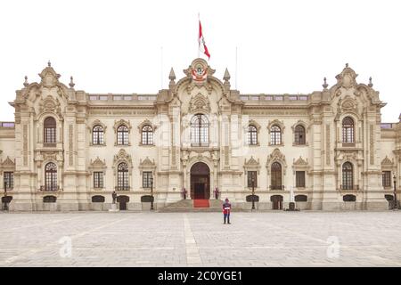 Regierungspalast mit Wachen an der Plaza de Armas in Lima, Peru. Stockfoto