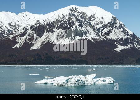 Großen schwimmenden Eisberg schließen Hubbard Gletscher, Alaska Stockfoto