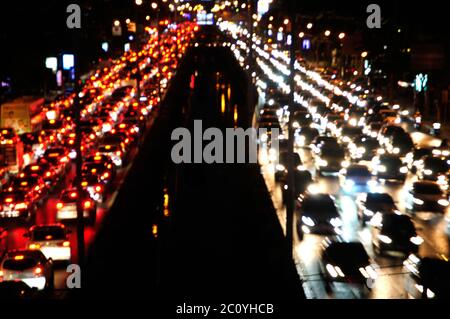 Unscharf Lichter von Autos in einem Stau Stockfoto