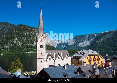 Evangelische oder evangelische Kirche von Hallstatt in Österreich, eine neugotische lutherische Kirche am Ufer des Hallstätter Sees Stockfoto