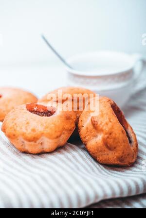 Leckere Muffin Kuchen. Hausgemachte Buttercreme-Cupcakes mit Erdbeeren auf weißem Holztisch. Stockfoto