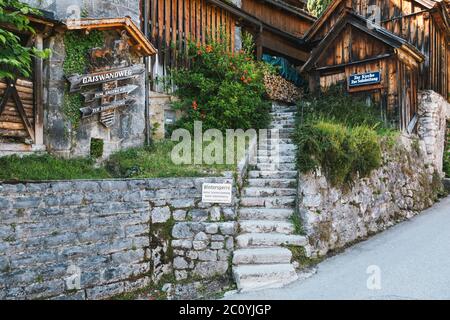 Hallstatt, Österreich - Juni 12 2020: Gaiswandweg ein berühmter Wanderweg in Hallstatt, Oberösterreich, der zum Salzberg und zur Solenleitung führt Stockfoto