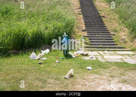 Kruibeke, Belgien, 1. Juni 2020, Müll auf dem Boden neben dem öffentlichen Mülltonnen Stockfoto