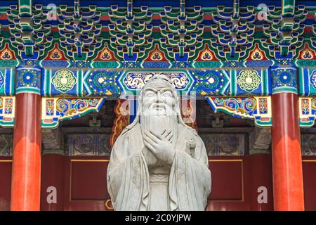 Konfuzius Statue vor dem bunten alten Tempel mit schönen Ornamenten Stockfoto