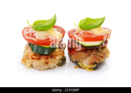 Gebratene Hackfleisch gebackene Koteletts mit Gemüse und Käse. Stockfoto