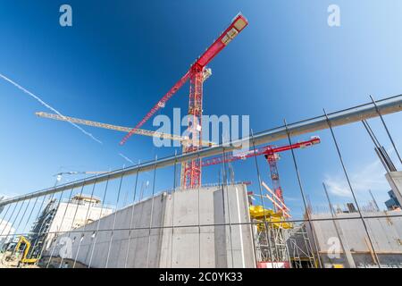 Große Baustelle mit Bauzaun und Kranen Stockfoto