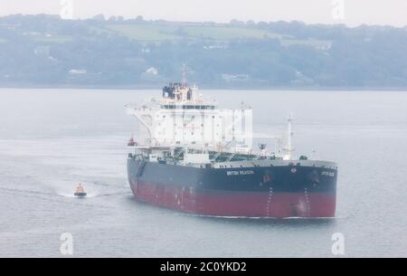 Whitegate, Cork, Irland. Juni 2020. Der Öltanker British Reasonfährt an einem nebligen Morgen vom Pilotboot failte ab, nachdem er seine Ladung von West Texas Intermediate Rohöl in der Whitegate-Ölraffinerie in Co. Cork, Irland, ablegt hat. - Credit; David Creedon / Alamy Live News Stockfoto