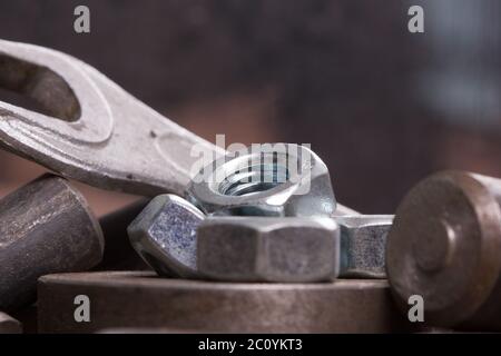 Alte rostige Werkzeuge und Details über den rauen Stoff Stockfoto