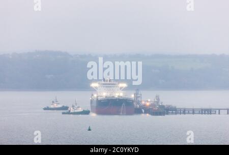 Whitegate, Cork, Irland. Juni 2020. Öltanker British Reason bereitet sich auf die Abfahrt an einem nebligen Morgen vor, unterstützt von den Schleppern DSG Titan und Alex, nachdem sie ihre Ladung von West Texas Intermediate Rohöl in der Whitegate Ölraffinerie in Co. Cork, Irland, abtransportiert hatten. - Credit; David Creedon / Alamy Live News Stockfoto