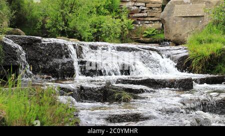 South Dean Beck. South Dean Beck unter dem Bronte Wasserfall bei Haworth in West Yorkshire, England. Stockfoto