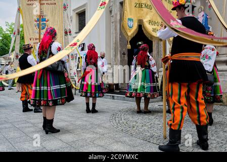 Lowicz, Polen - 11 2020. Juni: Ein nicht identifiziertes polnisches Volk trägt traditionelle Volkskostüm Lowicz, während der Fronleichnamsprozession Stockfoto