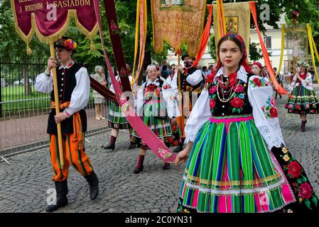 Lowicz, Polen - 11 2020. Juni: Ein nicht identifiziertes polnisches Volk trägt traditionelle Volkskostüm Lowicz, während der Fronleichnamsprozession Stockfoto