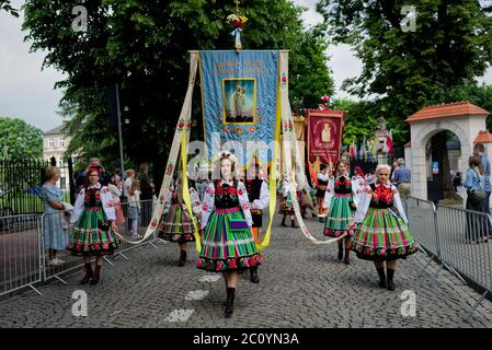 Lowicz, Polen - 11 2020. Juni: Ein nicht identifiziertes polnisches Volk trägt traditionelle Volkskostüm Lowicz, während der Fronleichnamsprozession Stockfoto