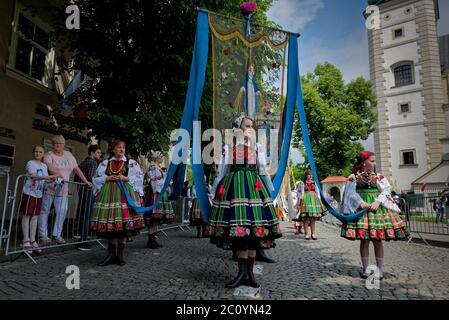 Lowicz, Polen - 11 2020. Juni: Ein nicht identifiziertes polnisches Volk trägt traditionelle Volkskostüm Lowicz, während der Fronleichnamsprozession Stockfoto