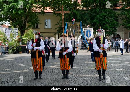 Lowicz, Polen - 11 2020. Juni: Ein nicht identifiziertes polnisches Volk trägt traditionelle Volkskostüm Lowicz, während der Fronleichnamsprozession Stockfoto