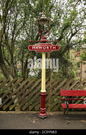 Ein Zielschild auf einer traditionellen Bahnhofslaterne am Bahnhof Haworth auf der Keighley and Worth Valley Railway in England. Stockfoto