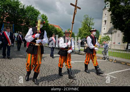 Lowicz, Polen - 11 2020. Juni: Ein nicht identifiziertes polnisches Volk trägt traditionelle Volkskostüm Lowicz, während der Fronleichnamsprozession Stockfoto