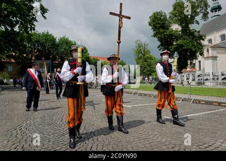 Lowicz, Polen - 11 2020. Juni: Ein nicht identifiziertes polnisches Volk trägt traditionelle Volkskostüm Lowicz, während der Fronleichnamsprozession Stockfoto