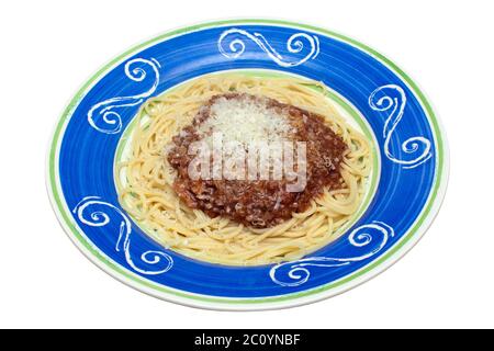 Spaghetti Bolognese in einem bunten handbemalten Gericht auf einem isolierten weißen Hintergrund mit einem Schneideweg Stockfoto